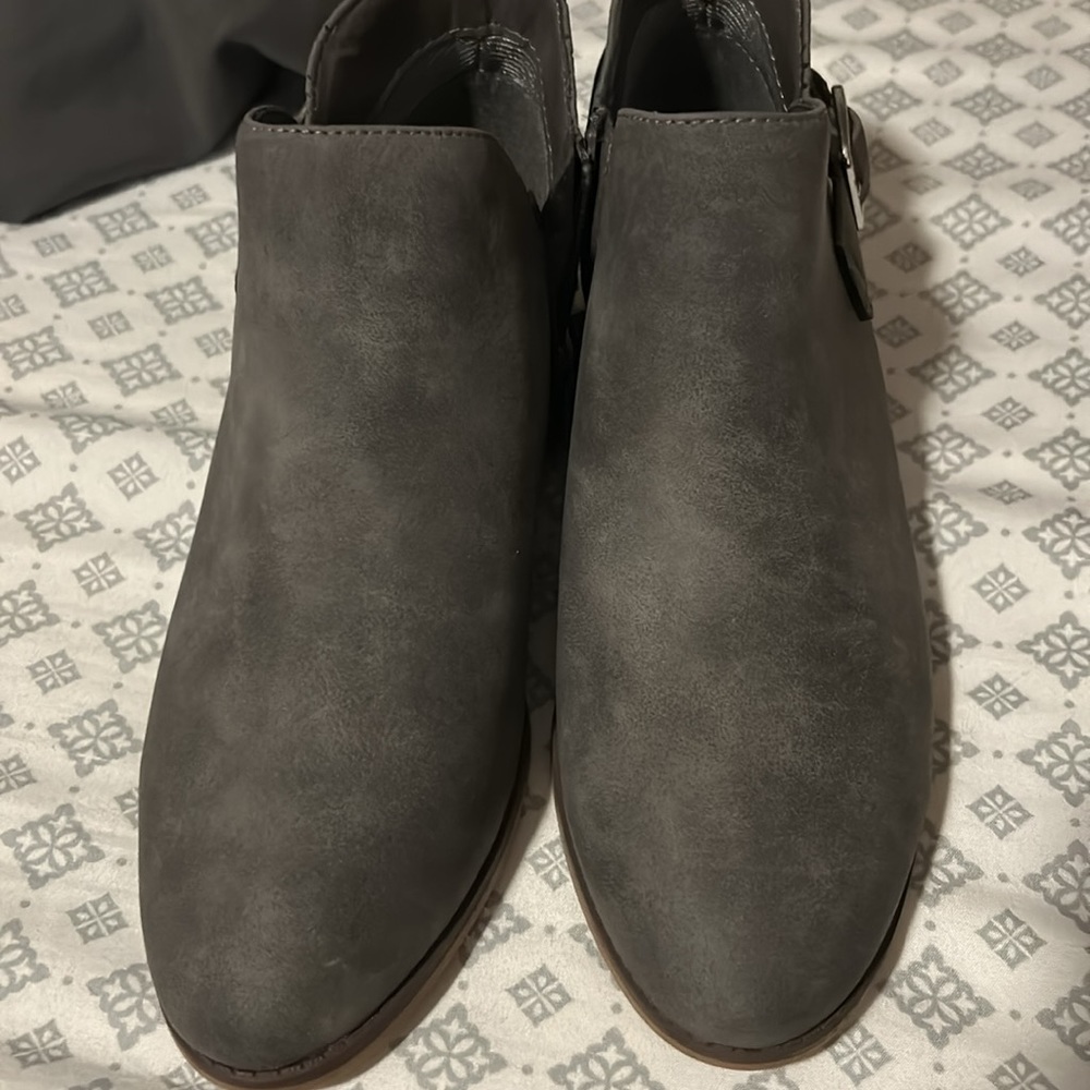 Children’s Place Gray Nubuck Booties - 5 New - Picture 3 of 4
